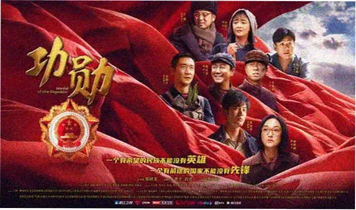 花儿影视轮播图：雾灰色街墙与深紫色灯管招牌